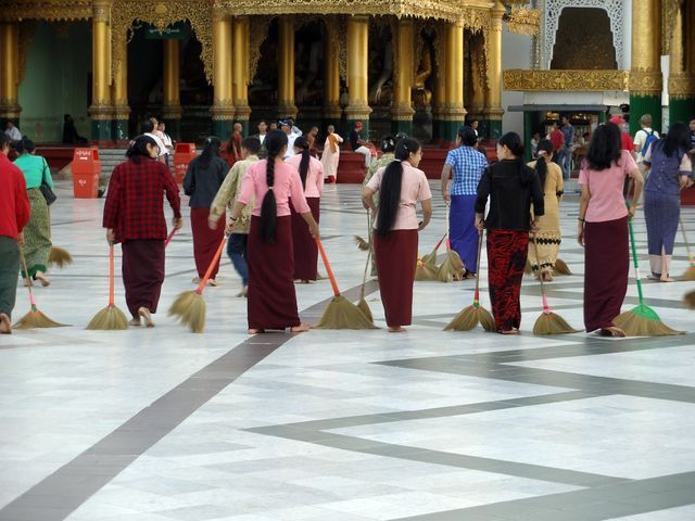 3.Tag_Birma_-_Sauberkeit_in_Shwedagon_Pagode_in_Yangon